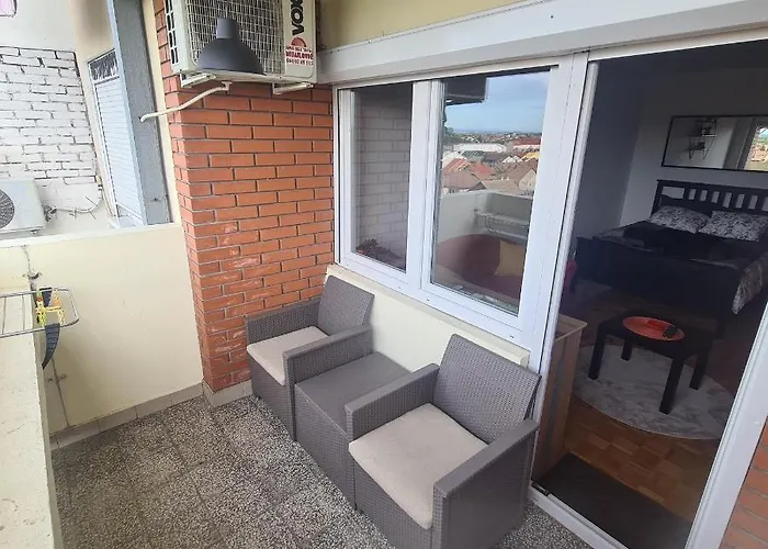 Διαμέρισμα 33 *